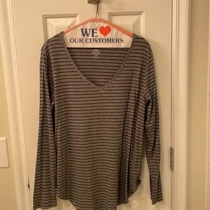 old navy deep v neck pullover/new without tags